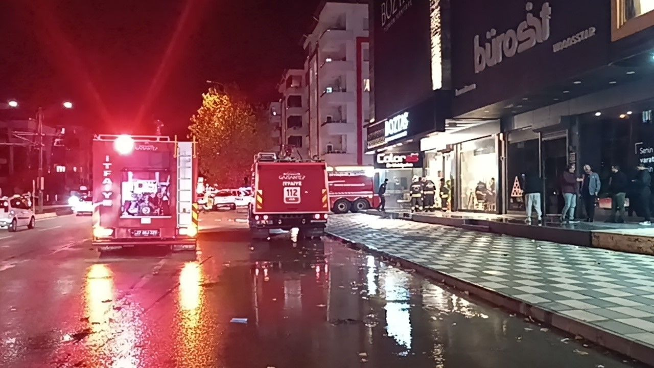 Gaziantep'te Mobilya Deposu Alevlere Teslim Oldu - Sayfa 1