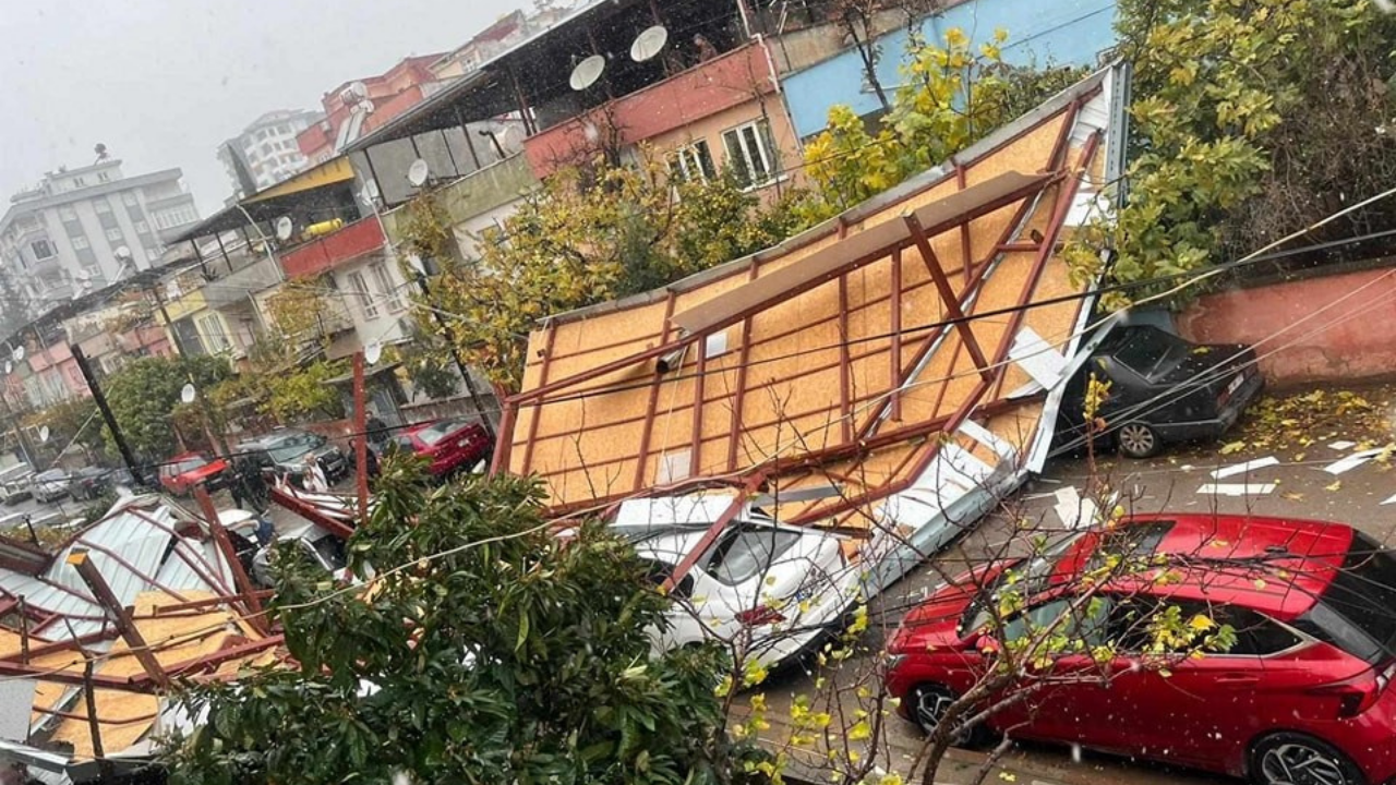 Kahramanmaraş’ta Şiddetli Fırtına Apartman Çatısını Uçurdu