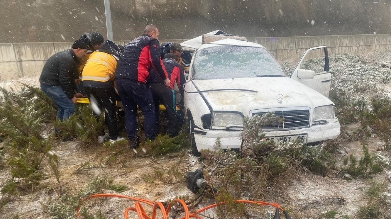 Gümüşhane’de kontrolden çıkan otomobil refüje çıktı: 2 yaralı