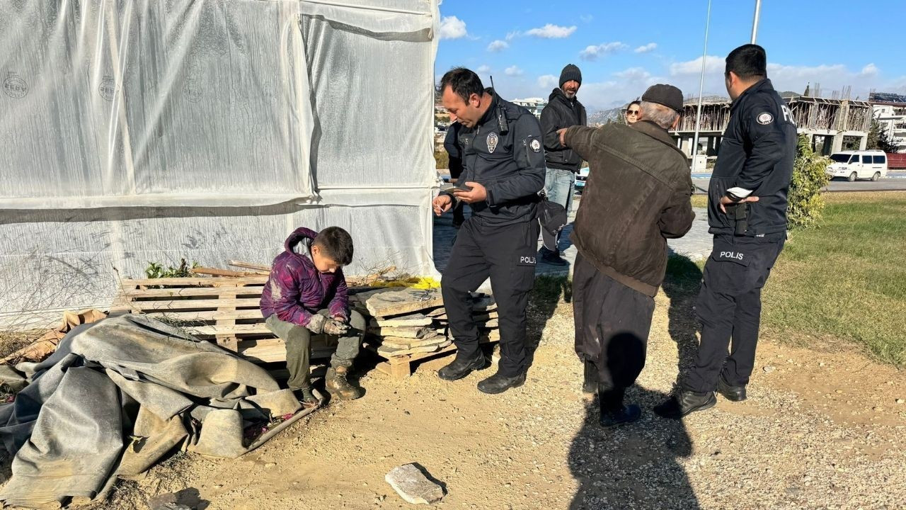 Oynamak için çaya inen 3 çocuk balçığa saplandı