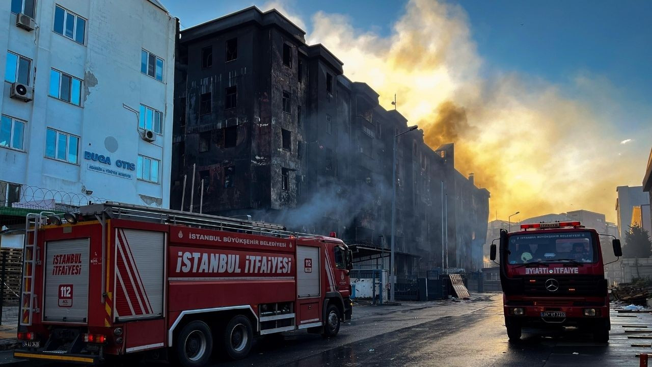 Beylikdüzü'nde yanan fabrikada çökme riski