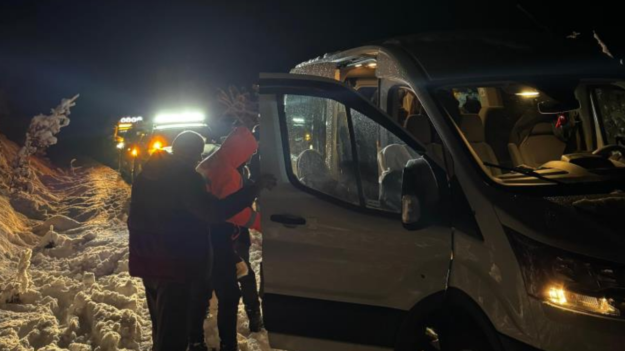 Artvin’de Hasta Taşıyan Köy Servisi Kara Saplandı: Ekipler Kurtardı