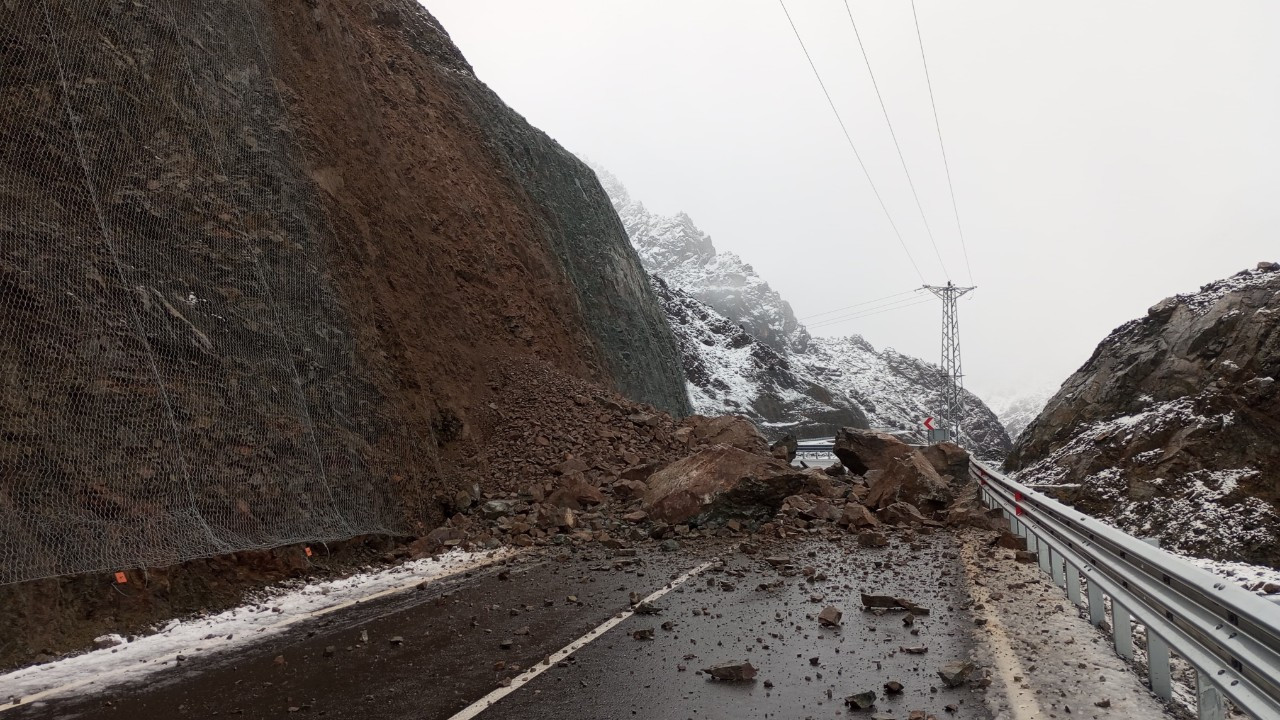 Artvin-Yusufeli karayolu heyelan nedeniyle ulaşıma kapandı