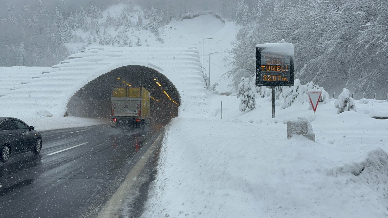 Bolu Dağı Tüneli geçişinde kar yağışı etkili oluyor: Ulaşım rahat