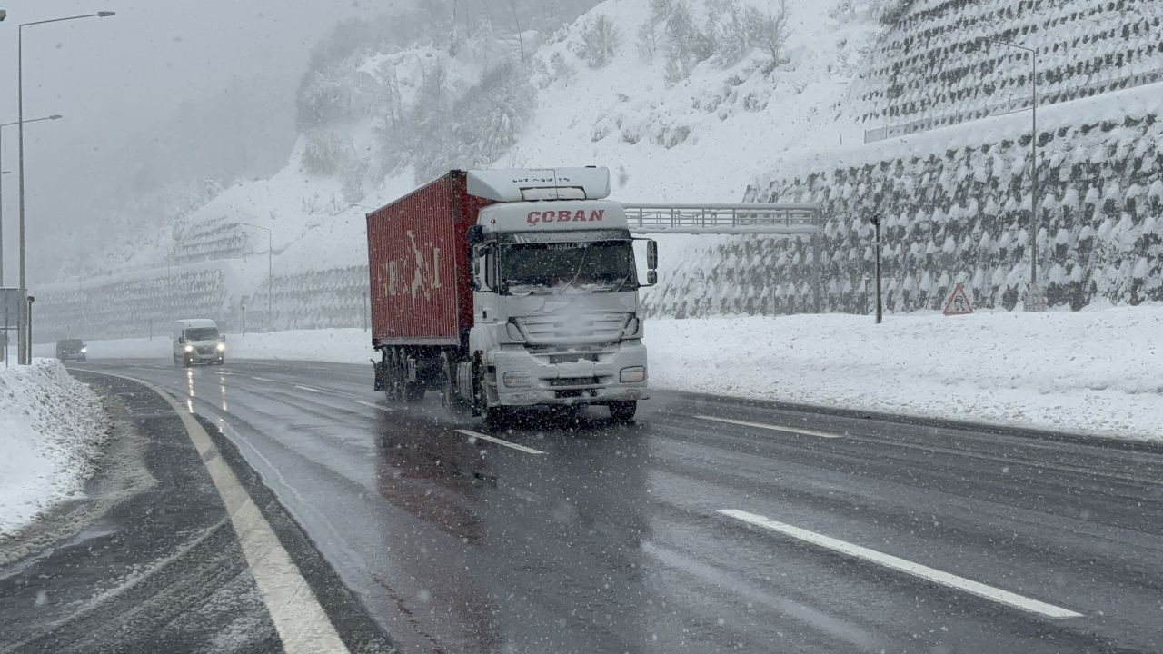 Bolu Dağı Tüneli geçişinde kar yağışı etkili oluyor: Ulaşım rahat - Sayfa 2