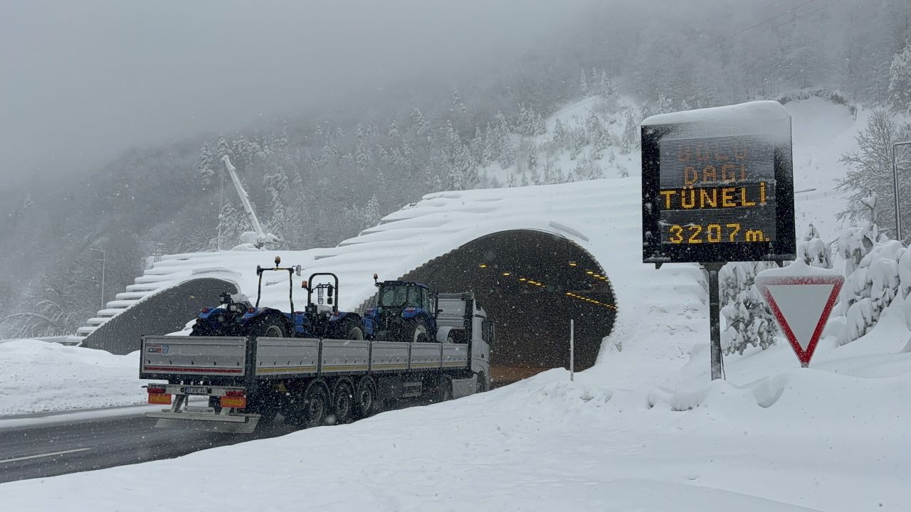 Bolu Dağı Tüneli geçişinde kar yağışı etkili oluyor: Ulaşım rahat - Sayfa 1