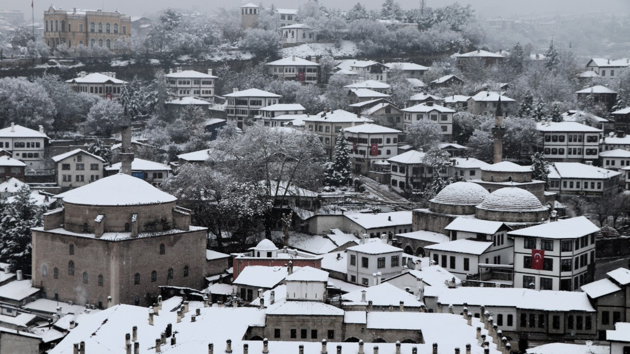 Karabük'te tarihi yapılar beyaz örtüyle kaplandı