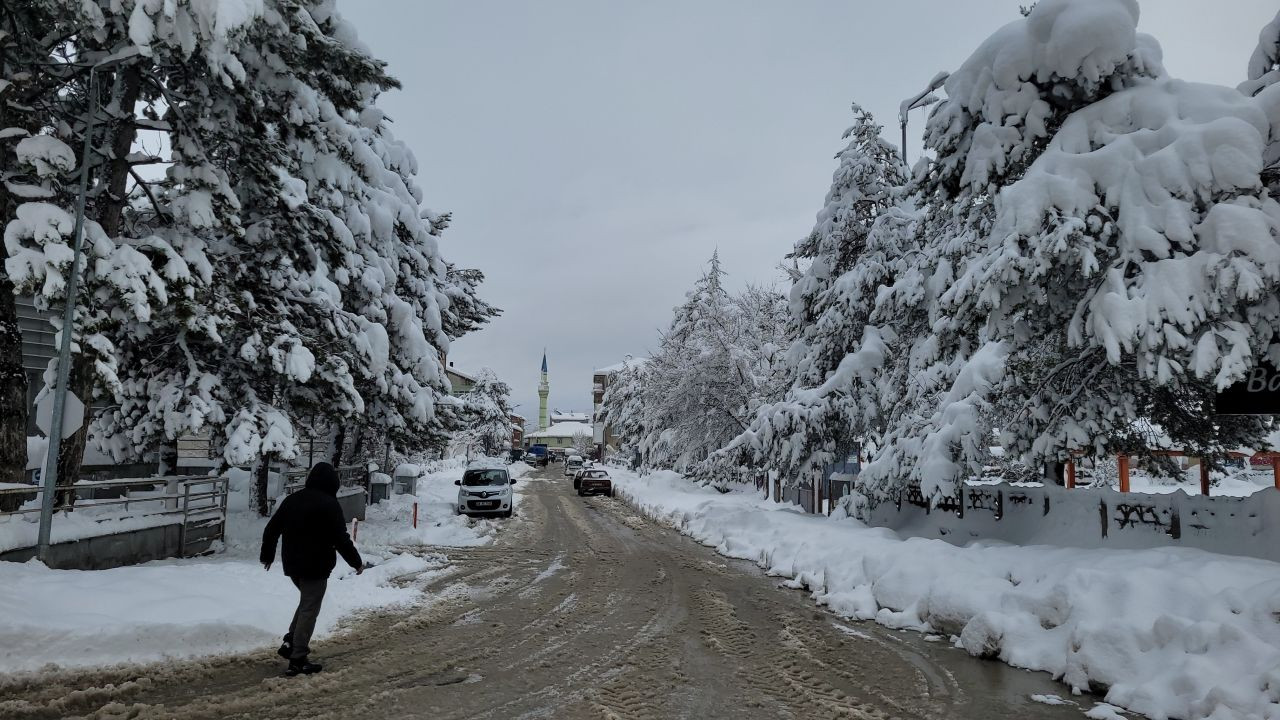 Okulların tatil edildiği ilçede kar kalınlığı 60 santimetreye ulaştı - Sayfa 6