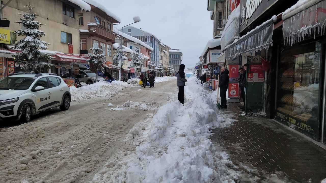 Okulların tatil edildiği ilçede kar kalınlığı 60 santimetreye ulaştı - Sayfa 4