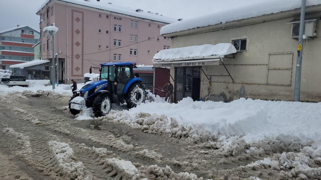 Okulların tatil edildiği ilçede kar kalınlığı 60 santimetreye ulaştı - Sayfa 1