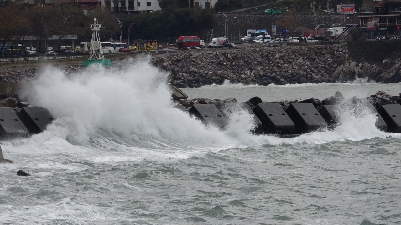 Zonguldak'ta yük gemileri denizde adeta beşik gibi sallandı - Sayfa 4