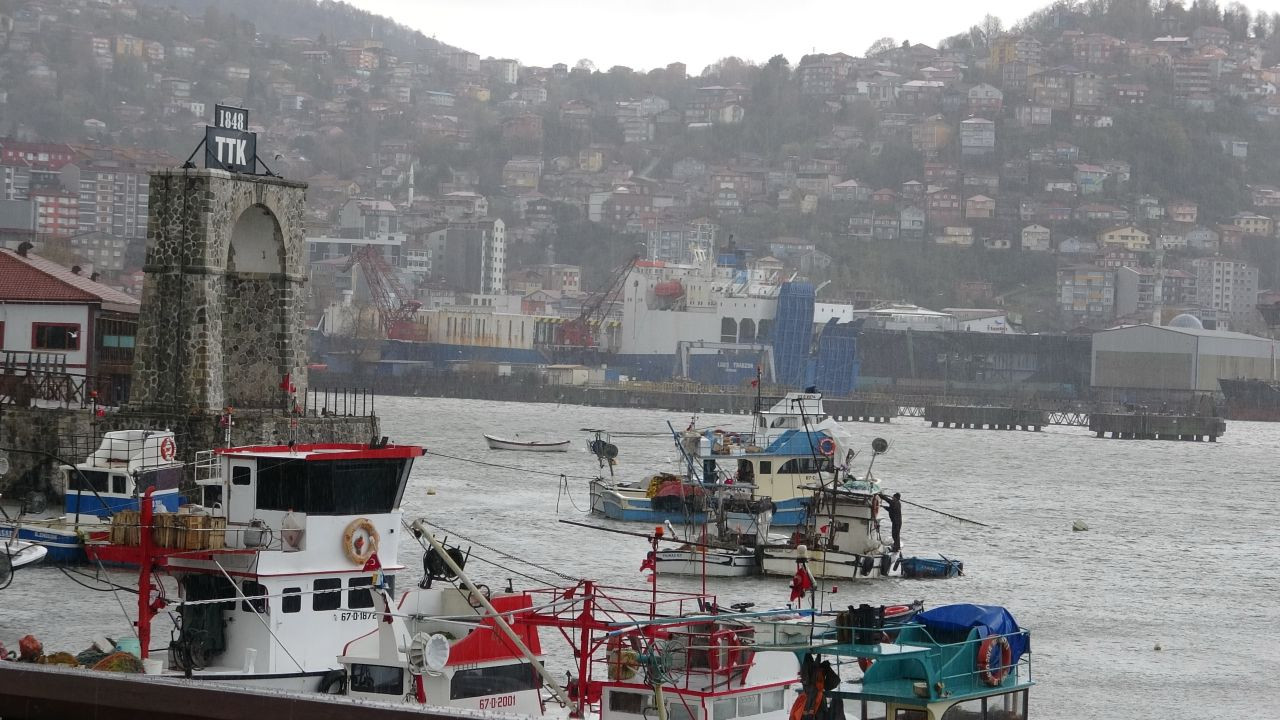 Zonguldak'ta yük gemileri denizde adeta beşik gibi sallandı - Sayfa 1