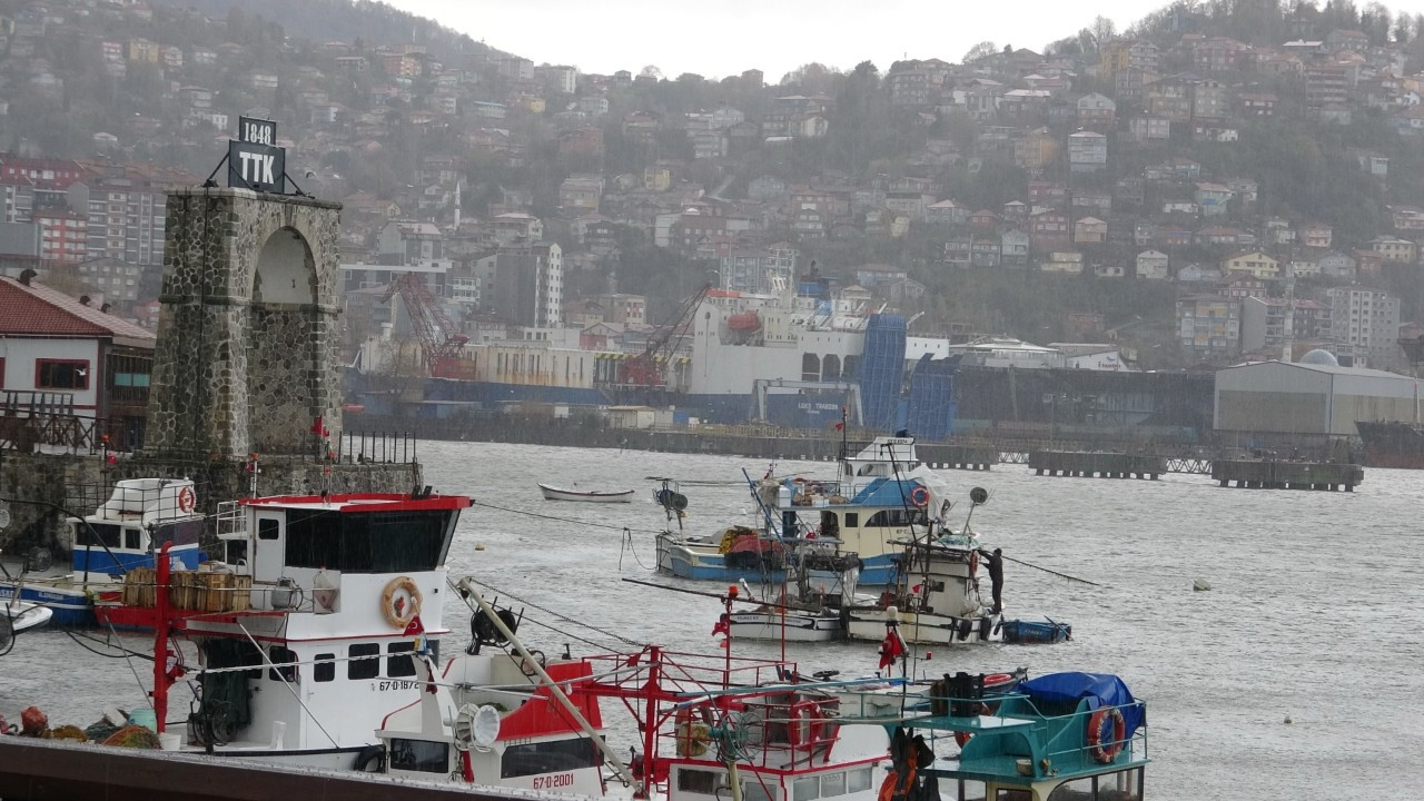 Zonguldak'ta yük gemileri denizde adeta beşik gibi sallandı