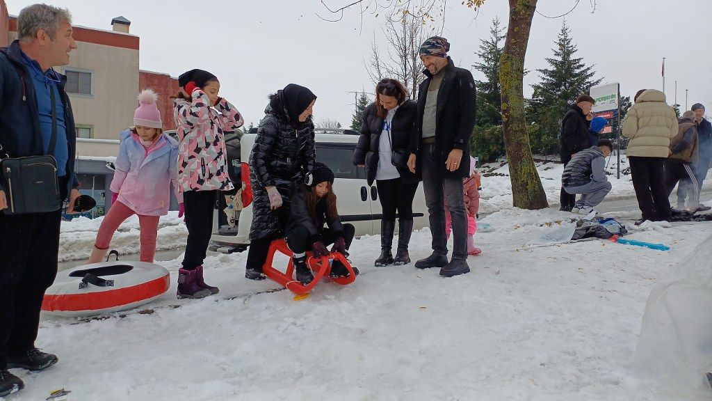 Çocuklar poşetlerle kayarak karın keyfini çıkarttı - Sayfa 4