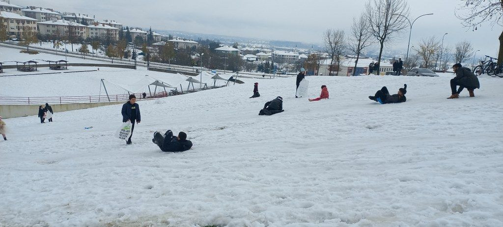 Çocuklar poşetlerle kayarak karın keyfini çıkarttı - Sayfa 7