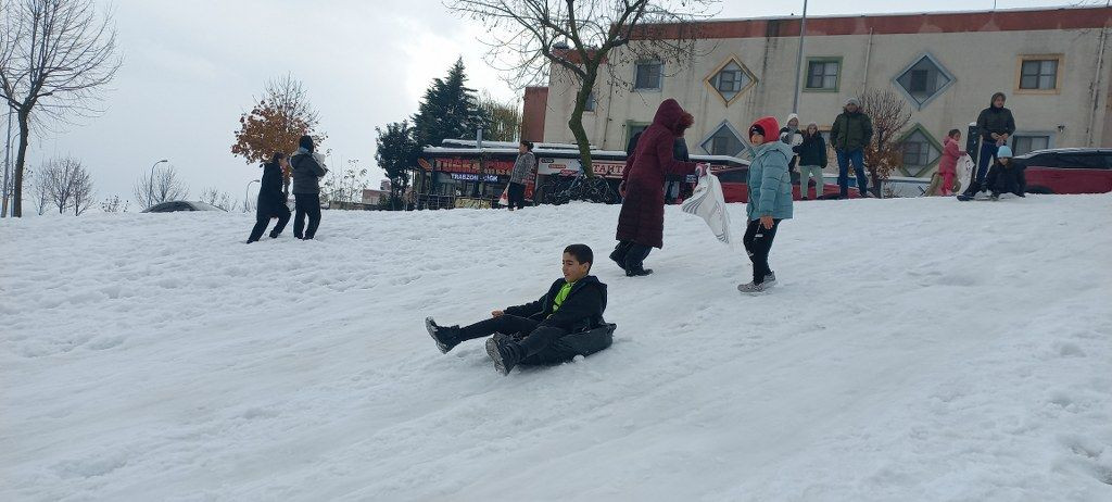 Çocuklar poşetlerle kayarak karın keyfini çıkarttı - Sayfa 8