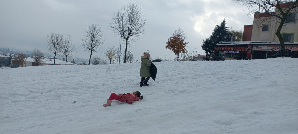 Çocuklar poşetlerle kayarak karın keyfini çıkarttı - Sayfa 9