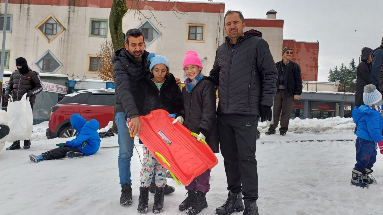 Çocuklar poşetlerle kayarak karın keyfini çıkarttı