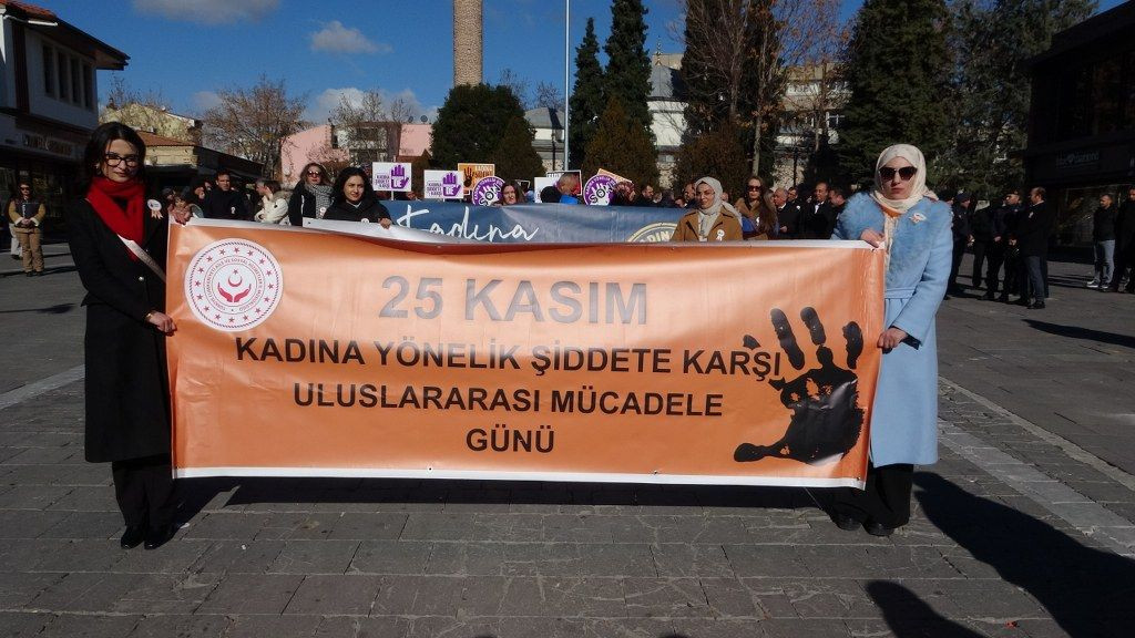 Uşak’ta kadına yönelik şiddete karşı farkındalık etkinliği düzenlendi - Sayfa 1