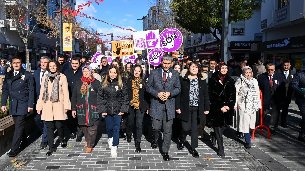 Uşak’ta kadına yönelik şiddete karşı farkındalık etkinliği düzenlendi