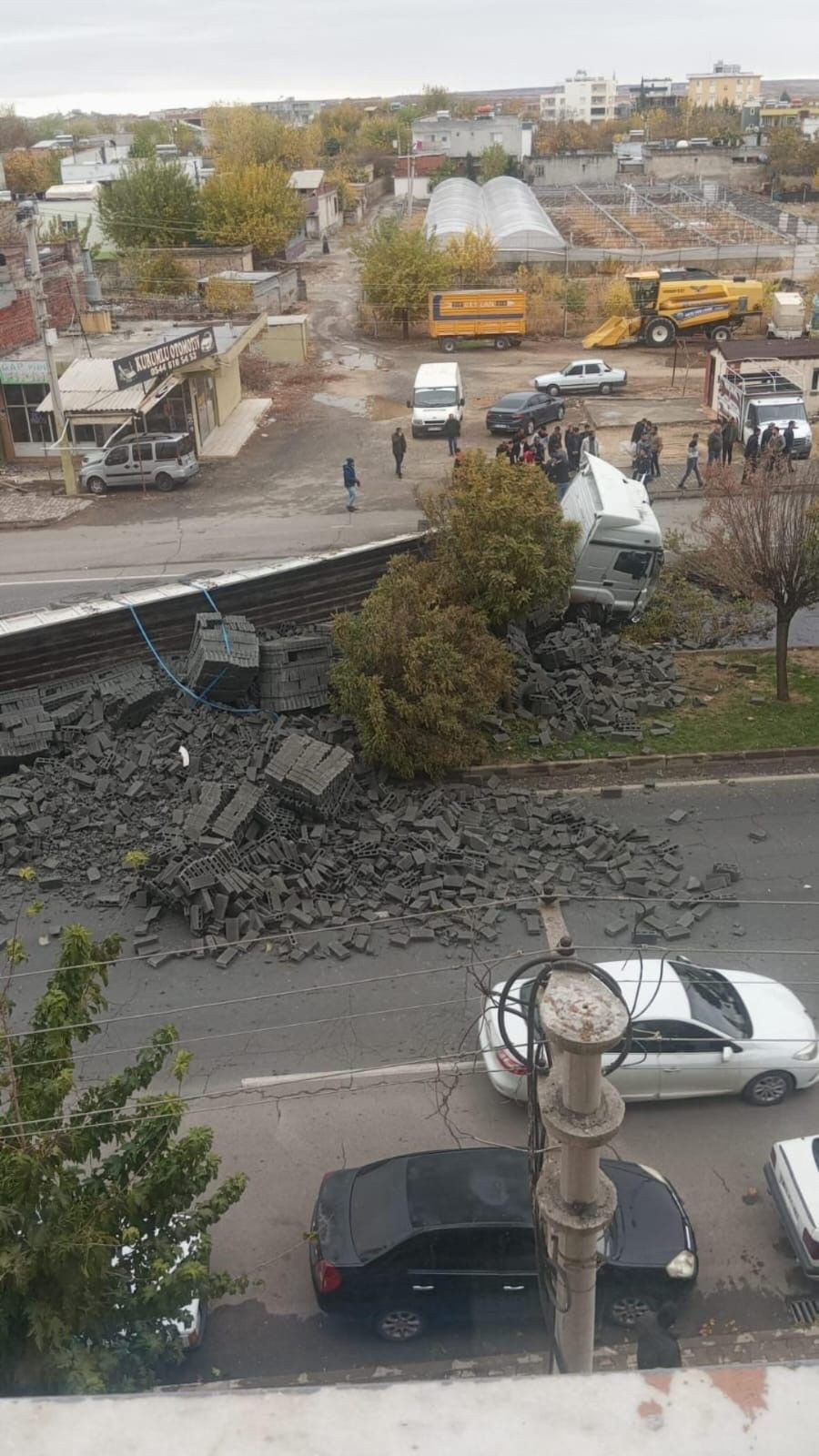 Hilvan’da Briket Yüklü Tır Devrildi: 1 Yaralı - Sayfa 1