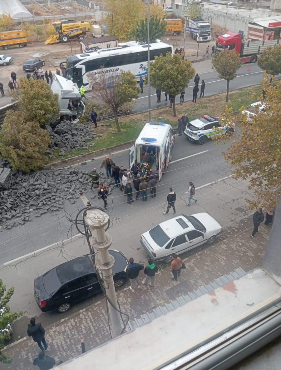 Hilvan’da Briket Yüklü Tır Devrildi: 1 Yaralı - Sayfa 2