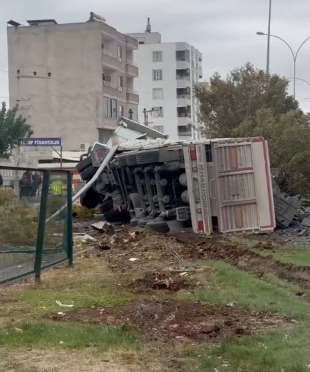 Hilvan’da Briket Yüklü Tır Devrildi: 1 Yaralı - Sayfa 4