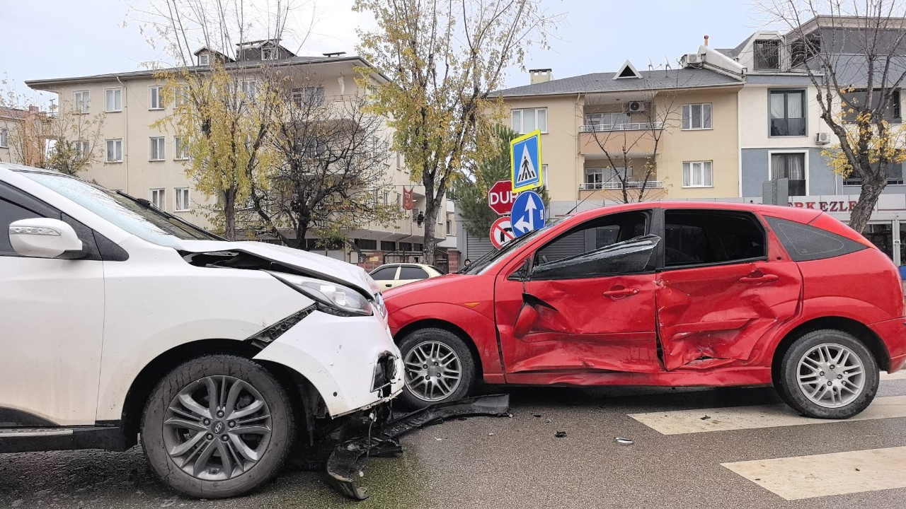 Bursa İnegöl’de Cip ile Otomobil Çarpıştı: 1’i Çocuk 2 Yaralı