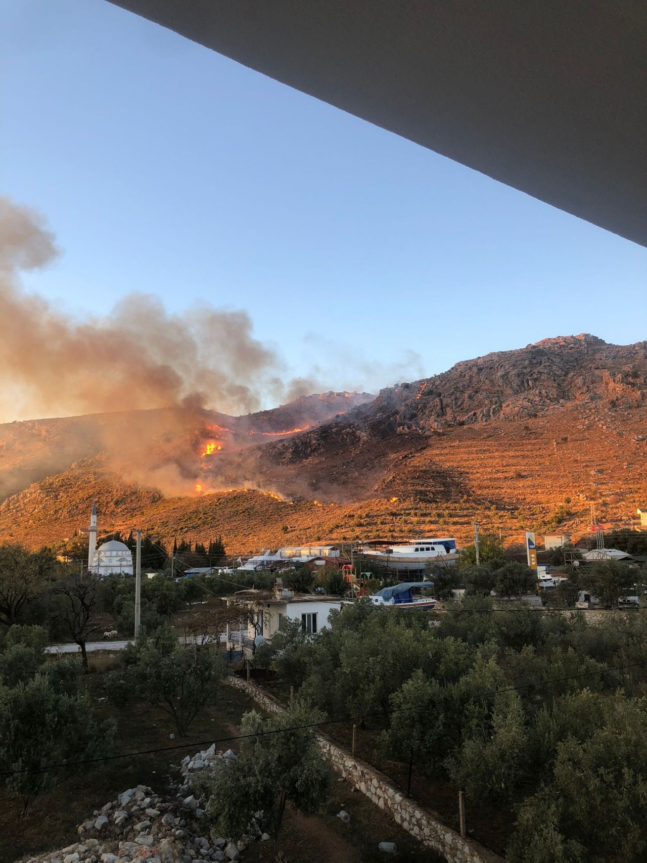 Marmaris Bozburun'da Sarp Arazide Makilik Yangını: Söndürme Çalışmaları Sürüyor - Sayfa 3