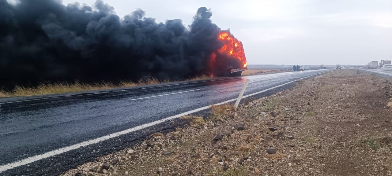 Şanlıurfa Siverek’te Seyir Halindeki Tır Alevlere Teslim Oldu - Sayfa 3