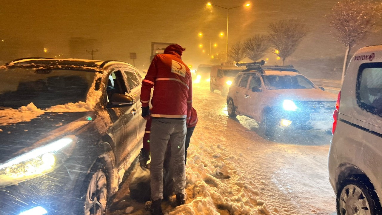 Erzurum’da Yolda Kalanlara Kızılay’dan İkram Desteği