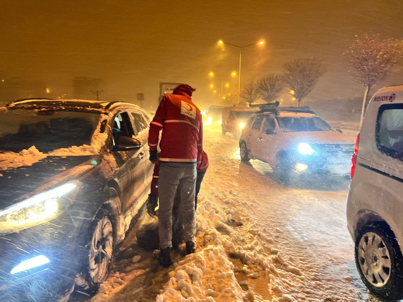 Erzurum’da Yolda Kalanlara Kızılay’dan İkram Desteği - Sayfa 1