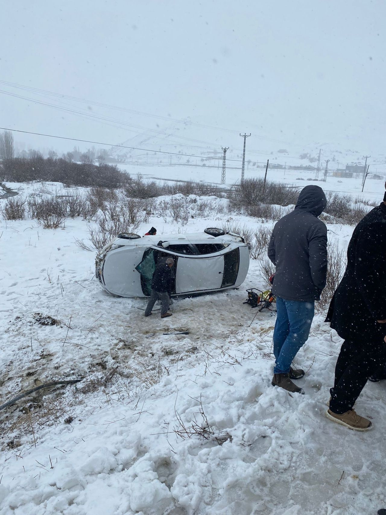 Tatvan’da Otomobil Şarampole Yuvarlandı: 4 Kişi Yaralandı - Sayfa 4