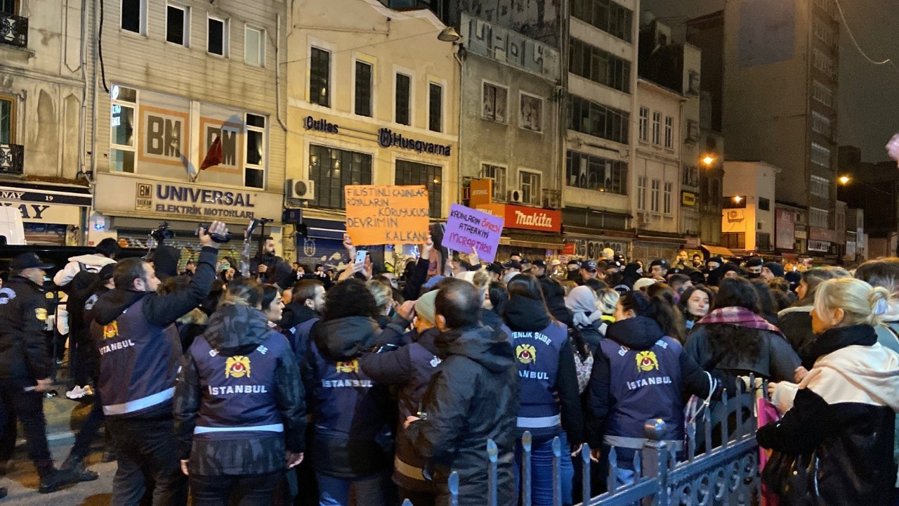 Taksim'de İzinsiz Gösteride Polise Biber Gazı ve Boya ile Saldırı