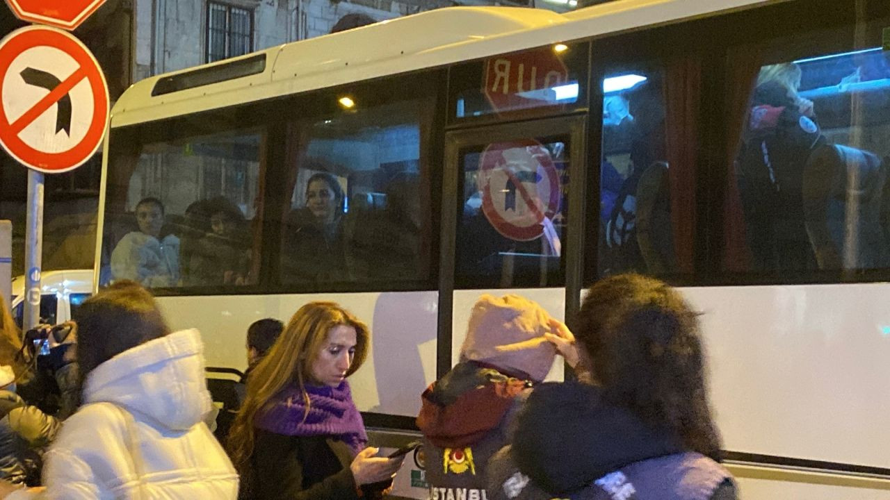 Taksim'de İzinsiz Gösteride Polise Biber Gazı ve Boya ile Saldırı - Sayfa 2