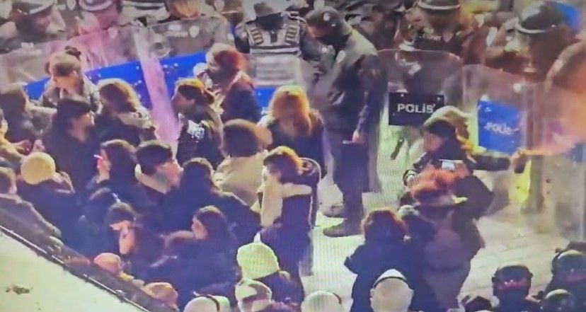 Taksim'de İzinsiz Gösteride Polise Biber Gazı ve Boya ile Saldırı - Sayfa 3