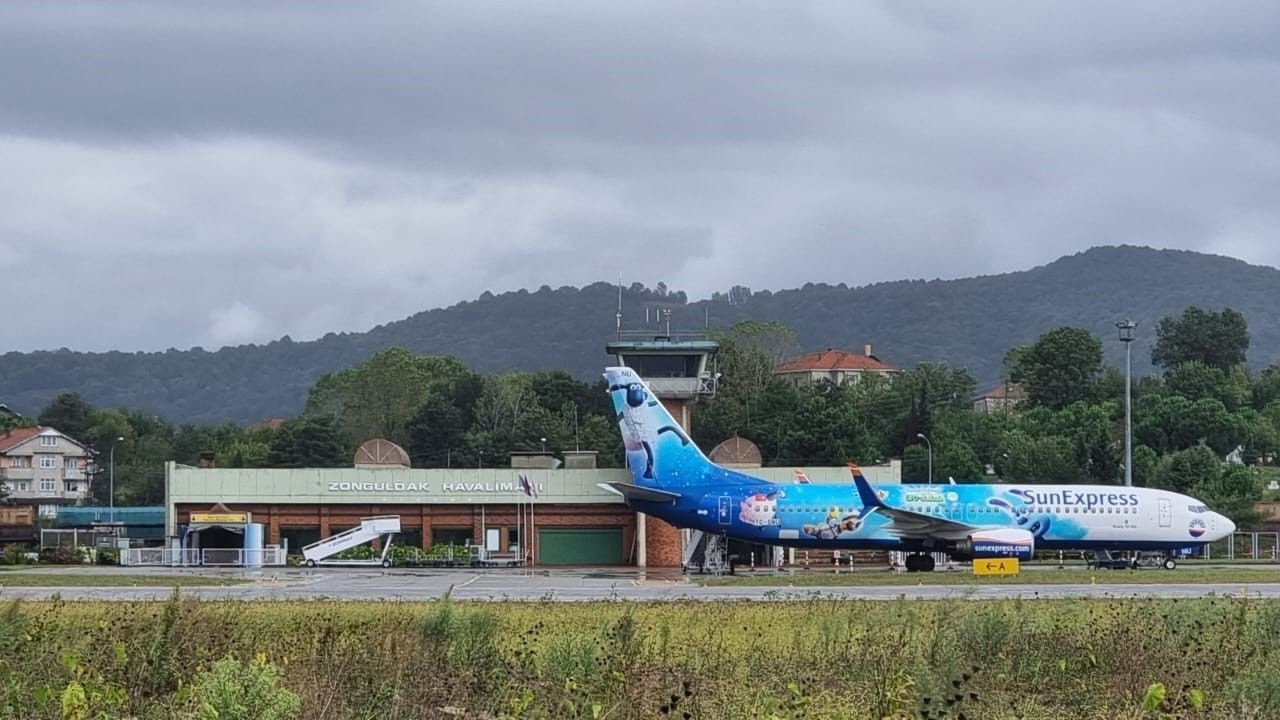 Almanya'dan Zonguldak'a gelen yolcu uçağına yıldırım düştü!