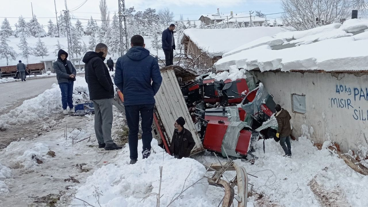 Tokat'ta tır evin bahçesine devrildi: 1 yaralı