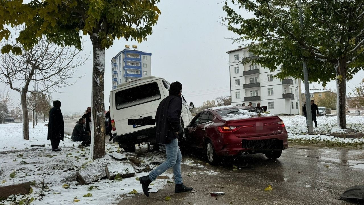 Elazığ’da transit ile otomobil çarpıştı: 3 yaralı