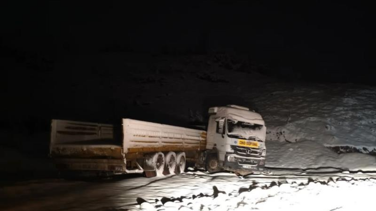 Eruh-Şırnak Yolu Kar Yağışı Nedeniyle Ulaşıma Kapandı