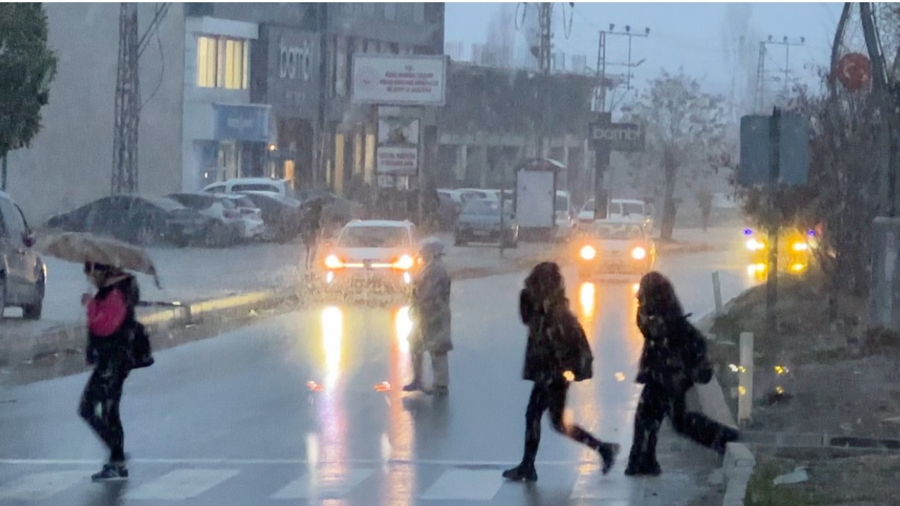 Yüksekova’da Lapa Lapa Kar Yağışı Hayatı Zorlaştırdı