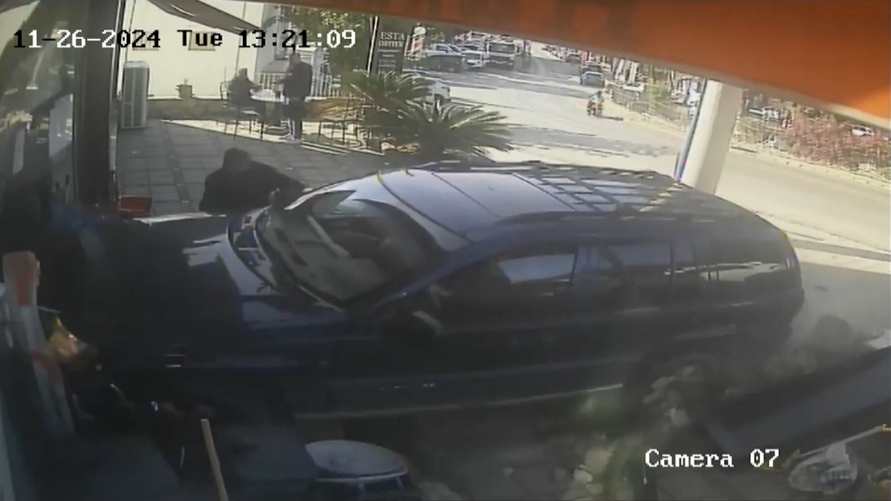 Bodrum’da Cip Mağazaya Daldı: 4 Yaralı, Ortalık Savaş Alanına Döndü