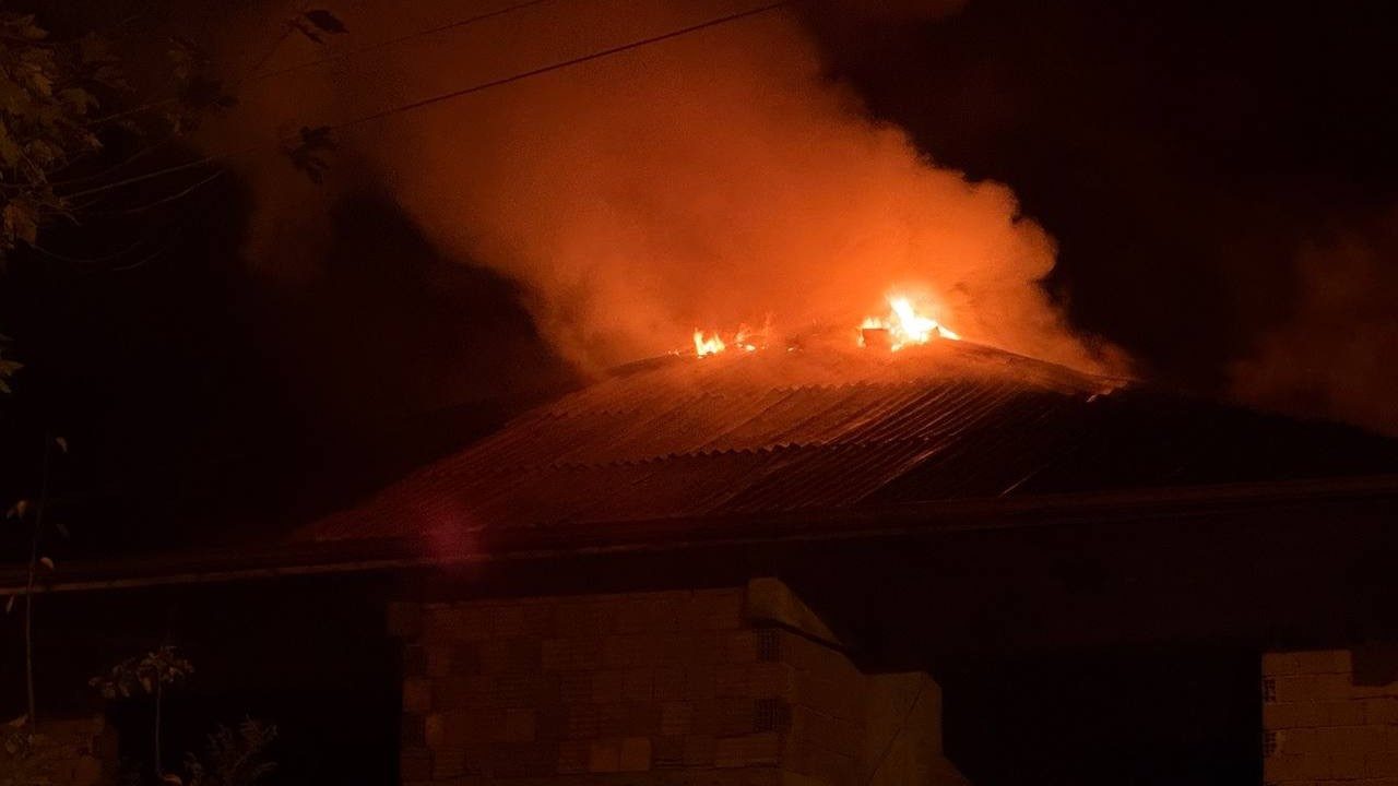 Sakarya'da Üç katlı evin çatısı alevlere teslim oldu