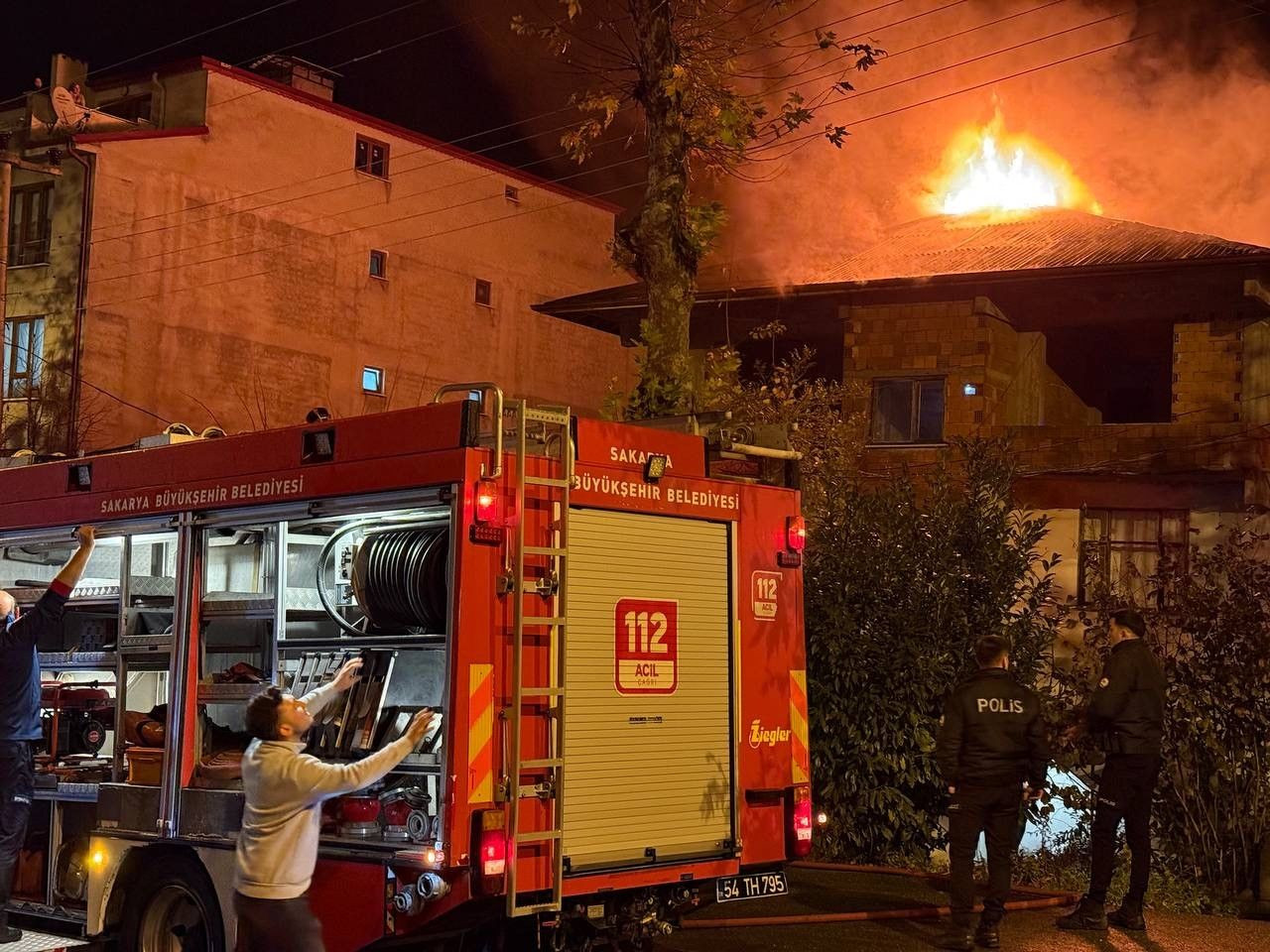 Sakarya'da üç katlı evin çatısı alevlere teslim oldu - Sayfa 6