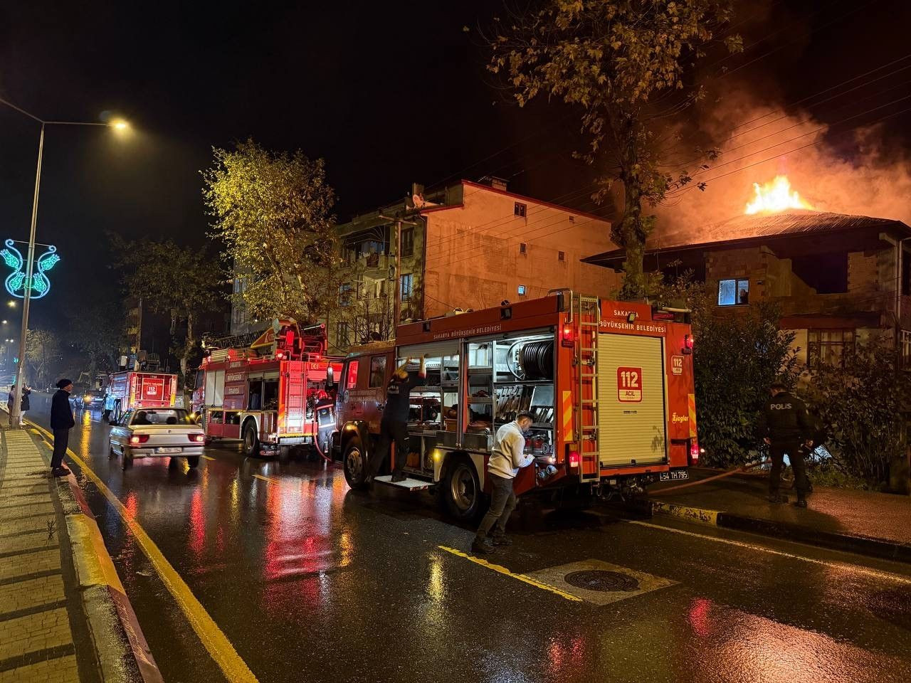 Sakarya'da üç katlı evin çatısı alevlere teslim oldu - Sayfa 2