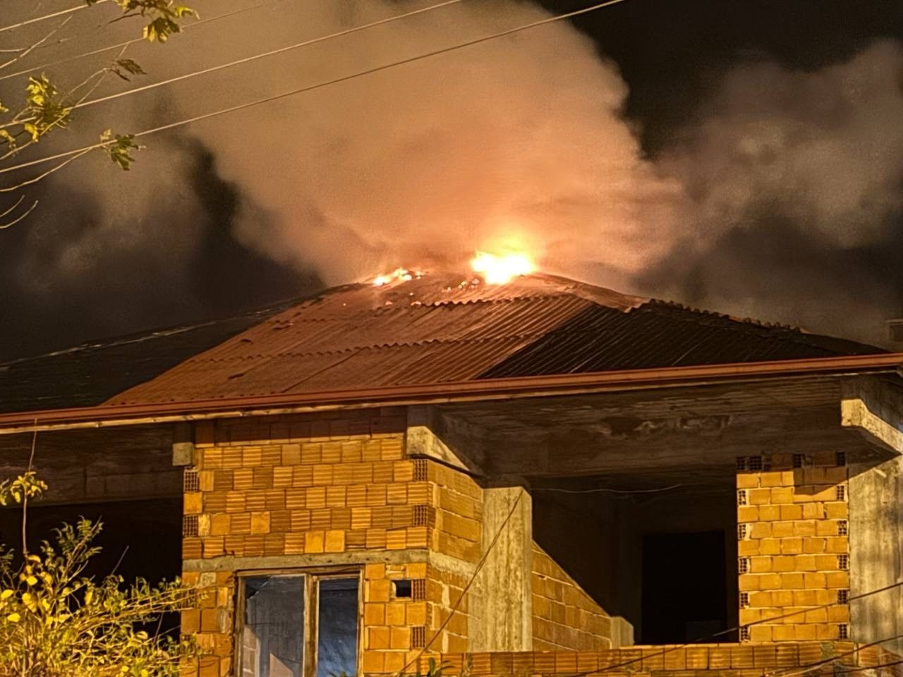 Sakarya'da üç katlı evin çatısı alevlere teslim oldu - Sayfa 5