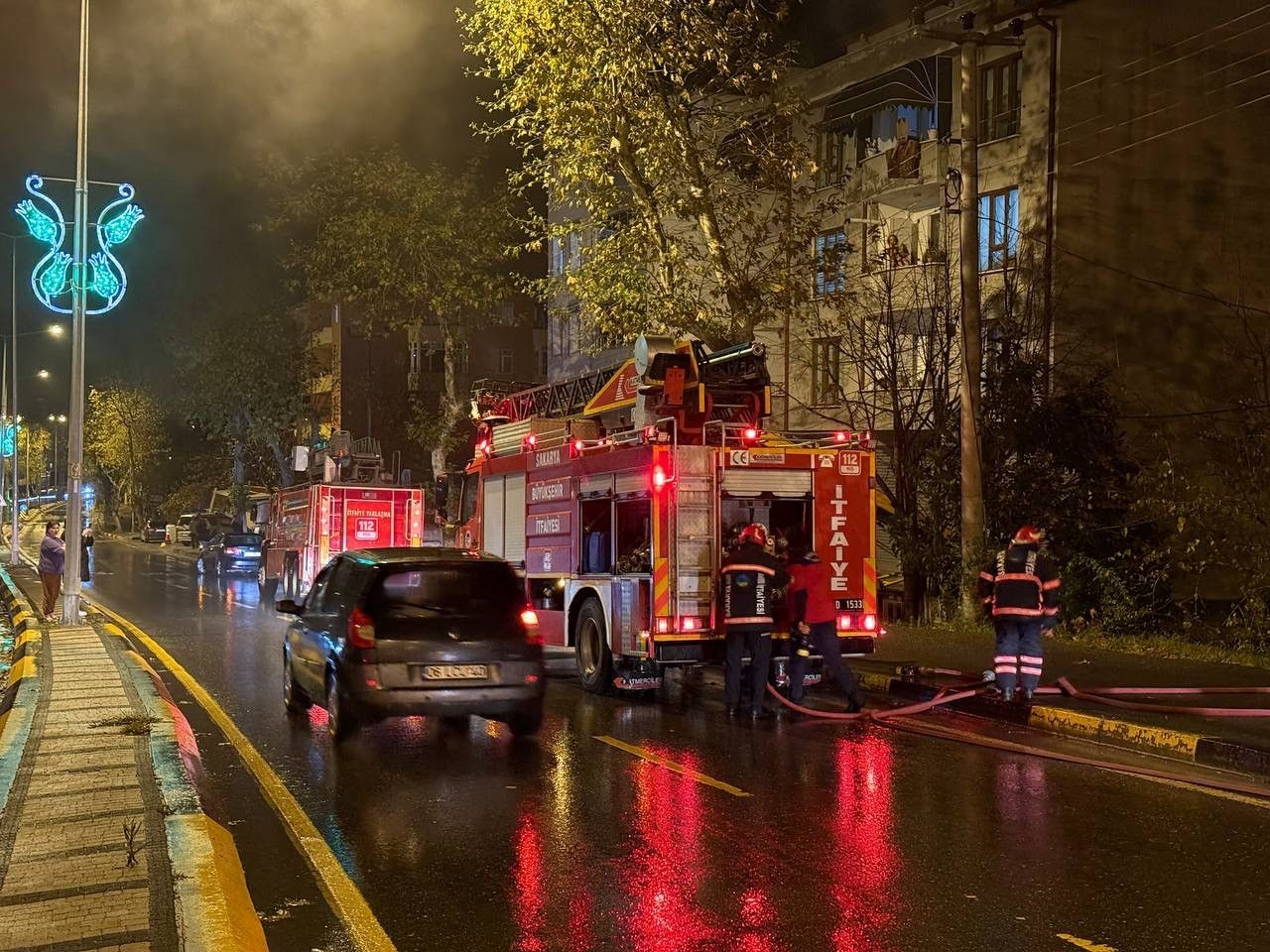 Sakarya'da üç katlı evin çatısı alevlere teslim oldu - Sayfa 3