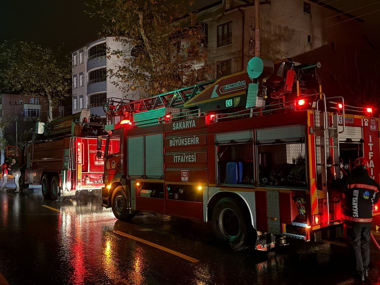 Sakarya'da üç katlı evin çatısı alevlere teslim oldu - Sayfa 4