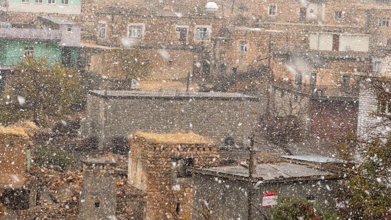 Mardin’de mevsimin ilk karı yağdı