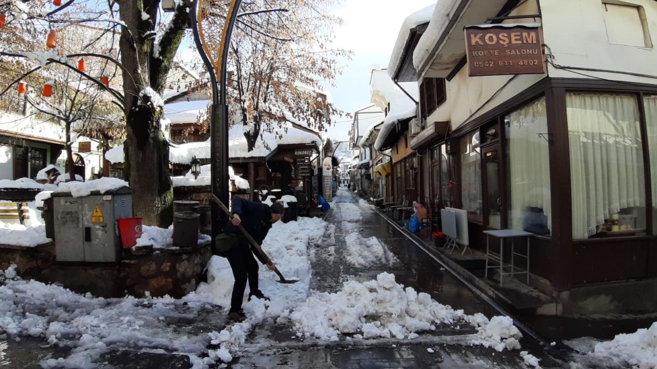 Kar kalınlığı 40 santimetre olmuştu, ilçede temizlik başladı - Sayfa 2